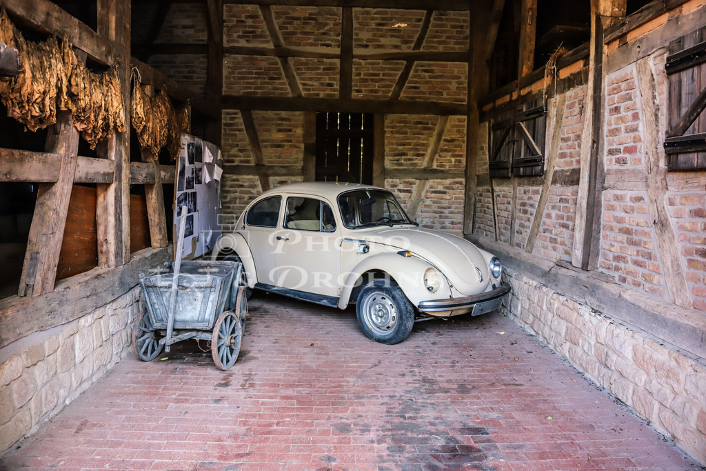 Käfer in Scheune-3537 | Ein alter VW-Käfer in einer Scheune in Bad Sobernheim in Hunsrück. - Realisiert mit Pictrs.com