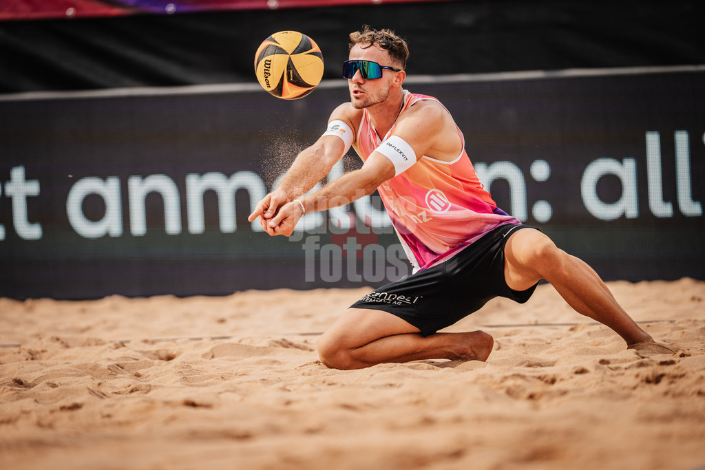 Beachvolleyball | Männer | Allianz German Beach Tour 2025 | Tourstop München | 05.07.2025 | Jonas Sagstetter nimmt den Ball an