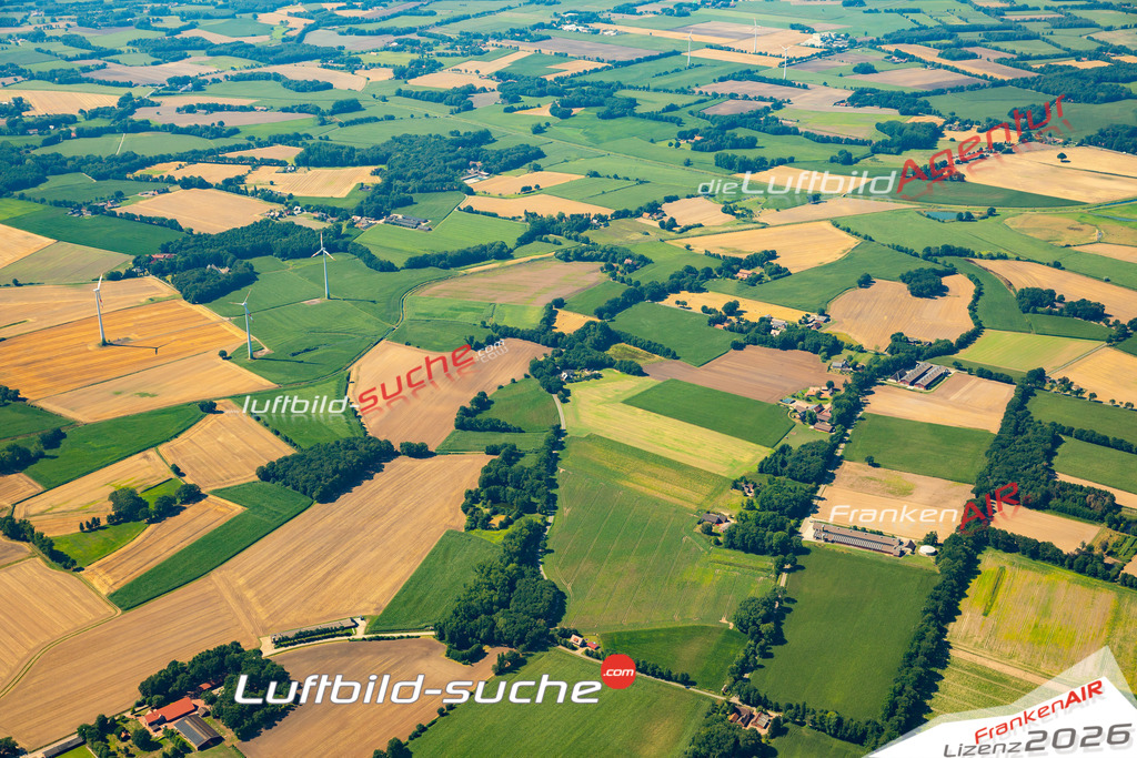 Aktuelles Luftbild von Carum Bakum - Die Luftaufnahme wurde 2022 mittels UL-Flugzeug erstellt ( keine Drohne ) - hochauflösende Kamera-Systeme von  Canon -Beste Qualität - Für grossformatige Ausdrucke geeignet. Die Geschenkidee !