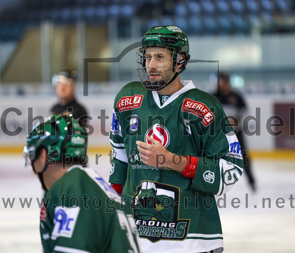2023-09-10_030_TSV_Erding_gegen_EHC_Klostersee | Erding, Deutschland, 10.09.2023:
Eishockey, Bayernliga 2023 / 2024, Testspiel, TSV Erding gegen EHC Klostersee, Endergebnis: 10:1

Florian Zimmermann (Erding Gladiators, #5)

Foto: Christian Riedel / fotografie-riedel.net