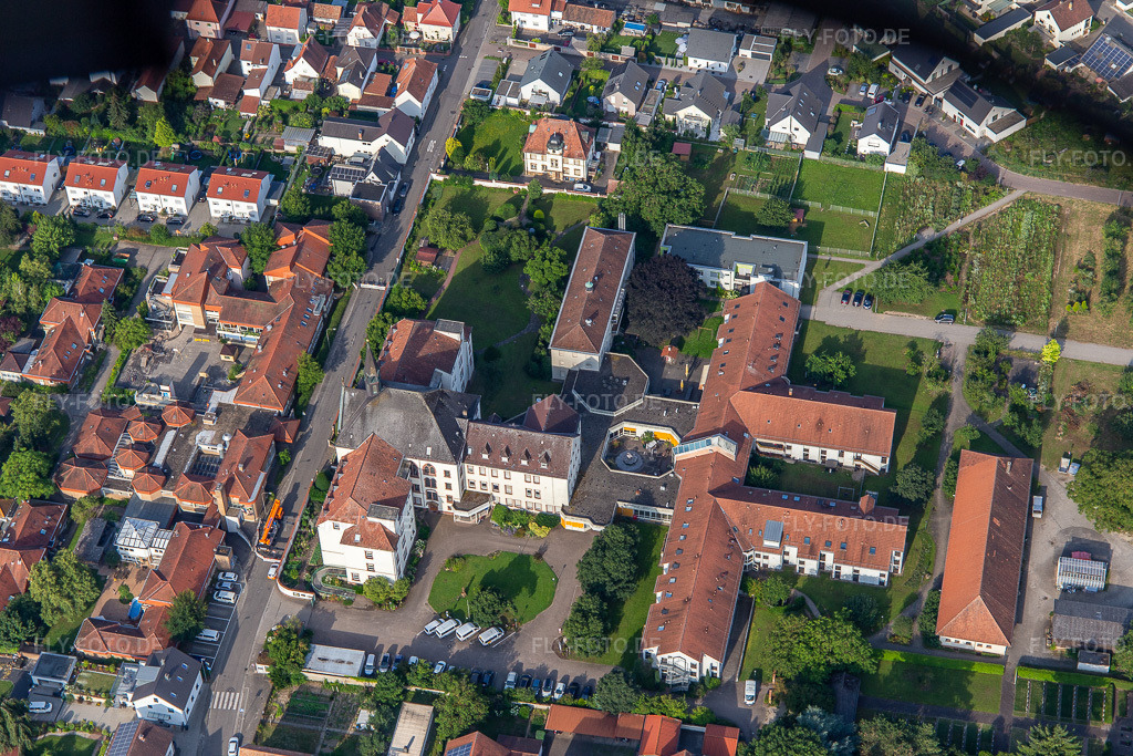 Luftbild: St. Paulus Stift Herxheim in Herxheim bei Landau im Bundesland Rheinland-Pfalz in Deutschland. Foto: IMG_142881.jpg vom 19.07.2024 durch Werner Riehm/FLY-FOTO.deSt. Paulus Stift Herxheim » St. Paulus Stift Herxheim
