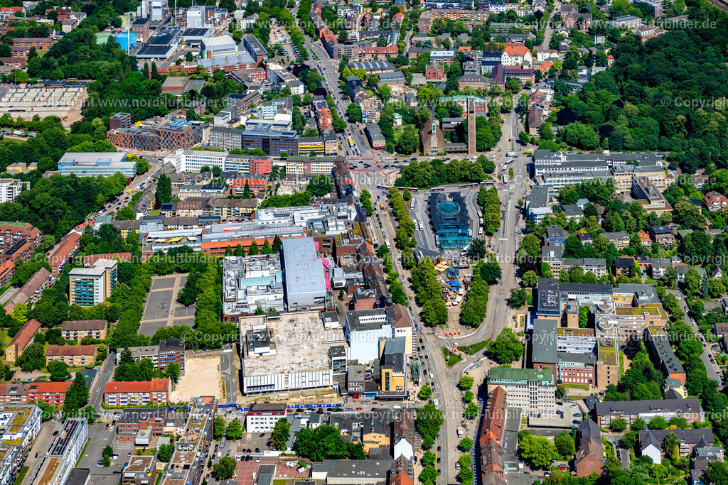 Hamburg_Wandsbek_Quarree_ELS_7642010725 | HAMBURG 01.07.2025 Stadtzentrum im Innenstadtbereich mit der "Christuskirche" und dem "ZOB Wandsbek" an der Wandsbeker Marktstraße - Schloßstraße im Ortsteil Wandsbek in Hamburg, Deutschland. Weiterführende Informationen bei: Ev.-Luth. Christus-Kirchengemeinde Wandsbek. // The city center in the downtown area with the "Christuskirche" and the "ZOB Wandsbek" on Wandsbeker Marktstrasse - Schlossstrasse in the district Wandsbek in Hamburg, Germany. Further information at: Ev.-Luth. Christus-Kirchengemeinde Wandsbek. Foto: Martin Elsen