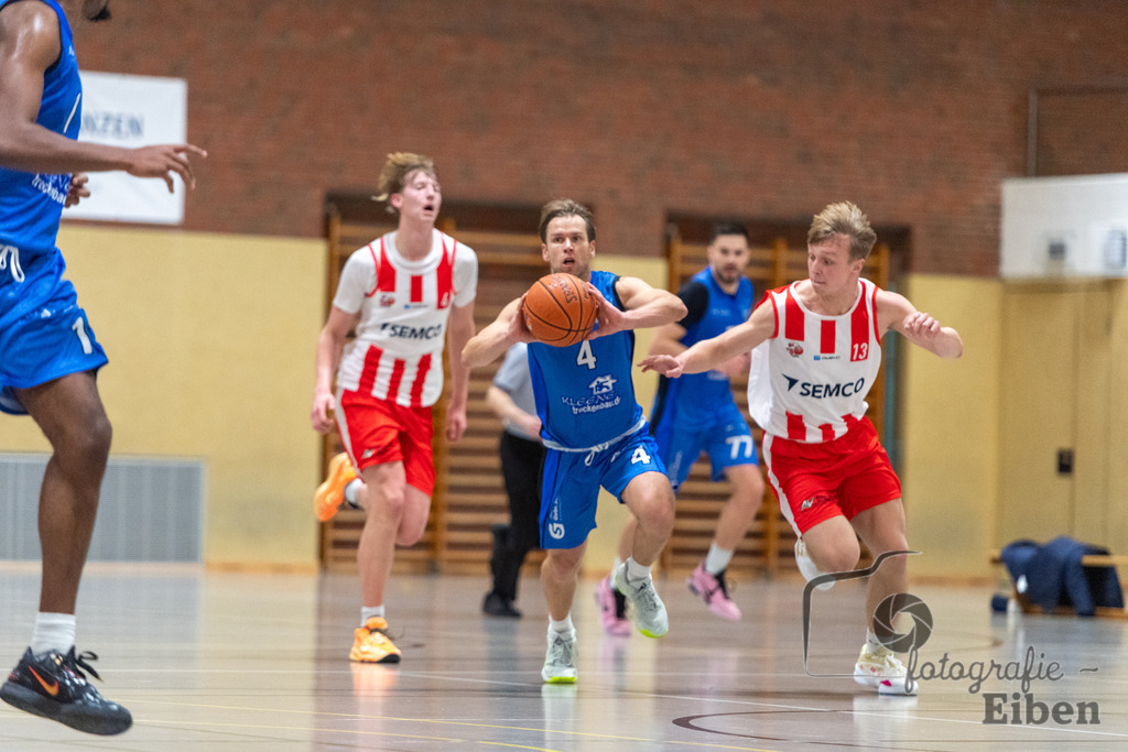 TSG Westerstede-Fortuna Logabirum | Basketball 2. Regionalliga; TSG Westerstede 2 (weiß)- Fortuna Logabirum (blau) am 12.12.2025 in Westerstede (Hössensportzentrum), Photo: Philip Eiben 2025 - Realisiert mit Pictrs.com