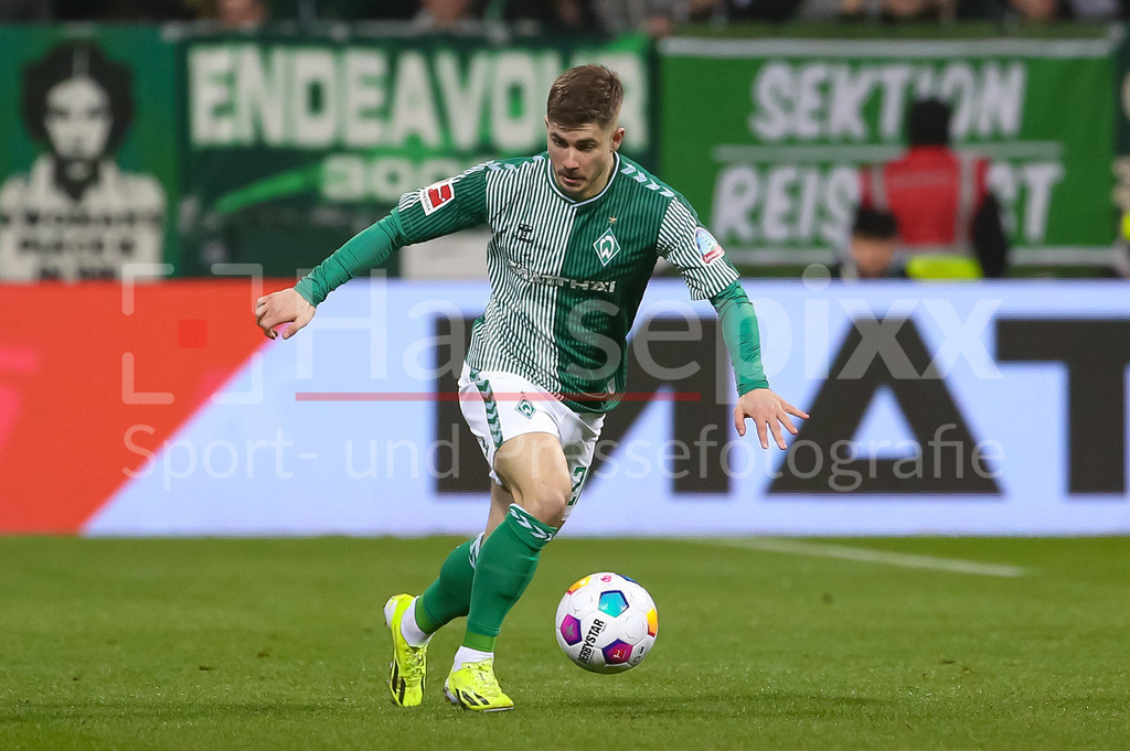 Fussball, Bundesliga, SV Werder Bremen - Borussia Dortmund | v.li.: Romano Schmid (SV Werder Bremen, 20) am Ball, Freisteller, Einzelbild, Ganzkörper, Aktion, Action, Spielszene, DIE DFL-RICHTLINIEN UNTERSAGEN JEGLICHE NUTZUNG VON FOTOS ALS SEQUENZBILDER UND/ODER VIDEOÄHNLICHE FOTOSTRECKEN. DFL REGULATIONS PROHIBIT ANY USE OF PHOTOGRAPHS AS IMAGE SEQUENCES AND/OR QUASI-VIDEO.