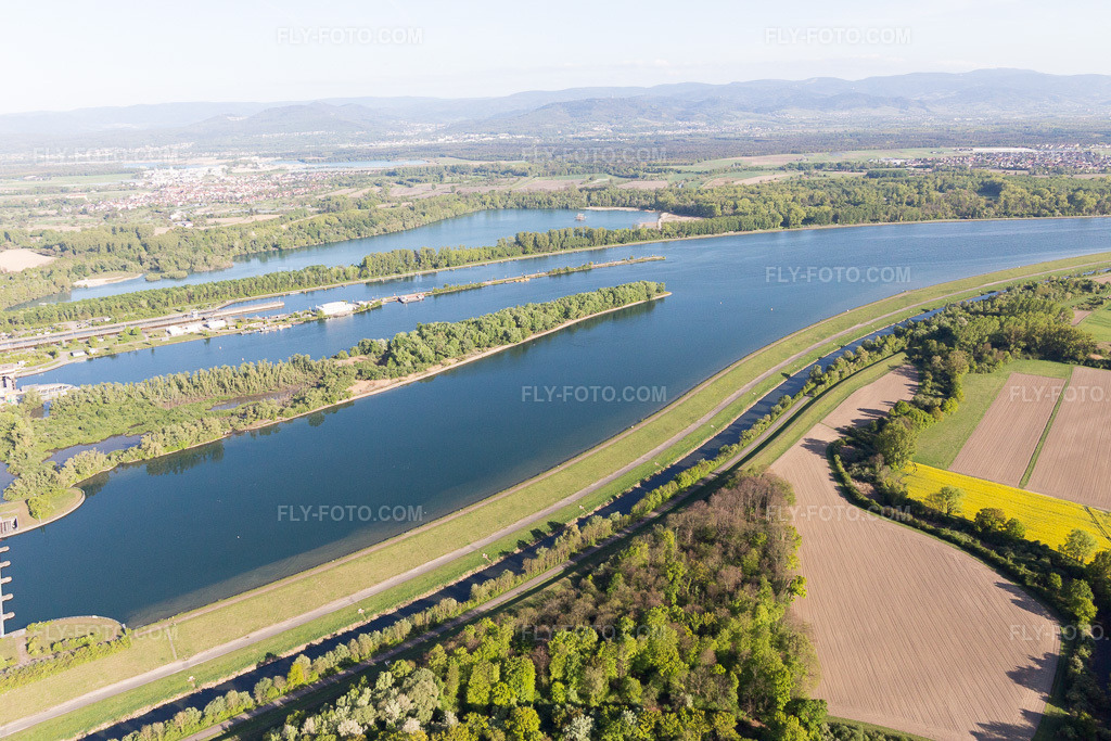 Aerial view: Rhine lock Iffezheim in Roppenheim in the state Bas-Rhin, France. – Photo: IMG_099063.jpg taken on 04/23/2017 by Werner Riehm/FLY-FOTO.com – Resolution of the original: 5472 x 3648 px