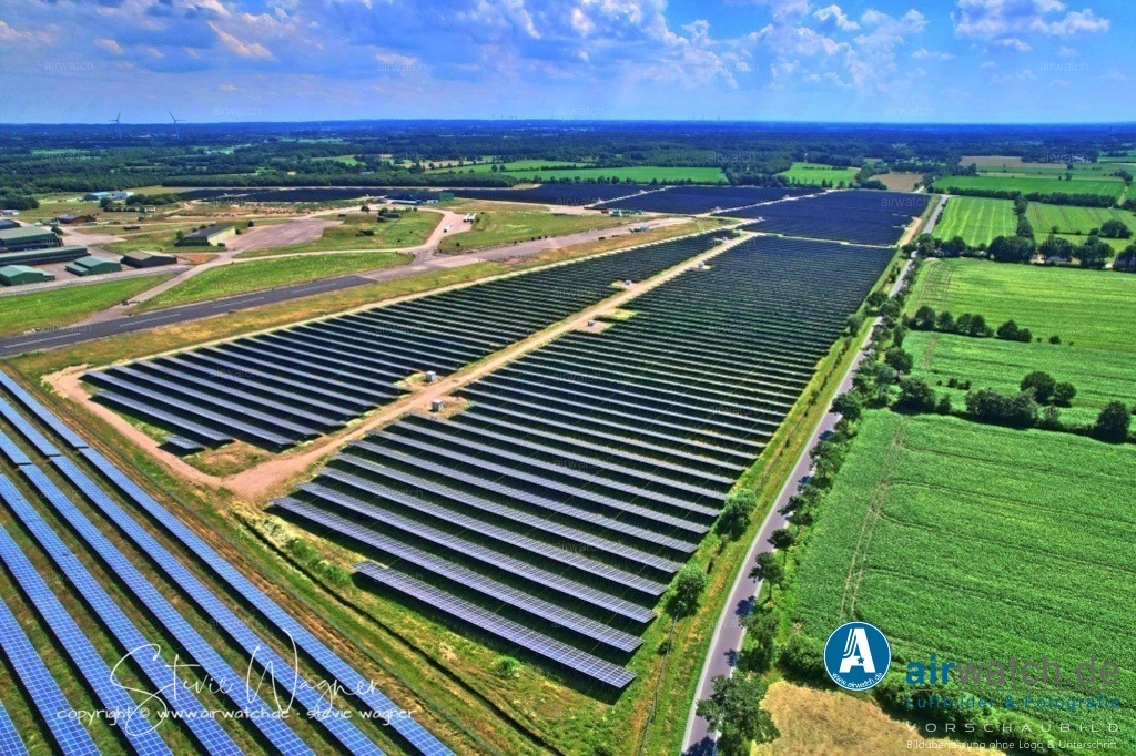 Solarpark Eggebek | Luftbild, Solarpark Eggebek, Photovoltaik-Freiflächenanlage, ehem. Fliegerhort Eggebek, GPC Gewerbepark Carstensen GmbH, Schleswig-Holstein