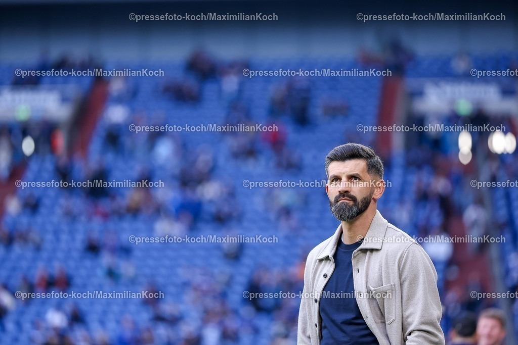 S0426092501005 | 25.09.2025, Fußball, FC Schalke 04 - SpVgg Greuther Fürth, 7.Spieltag, 2. Fußball Bundesliga, Veltins-Arena Gelsenkirchen, Saison 2025 2026: Cheftrainer Miron Muslic (Schalke04) DFB regulations prohibit any use of photographs as image sequences and or quasi-video.