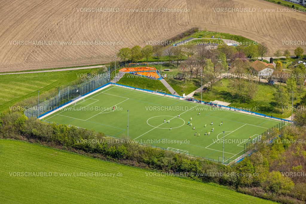 Velbert230407341Neviges | Luftbild, Sportplatz und Skaterbahn Schanzenweg, Spielplatz, Neviges, Velbert, Ruhrgebiet, Nordrhein-Westfalen, Deutschland