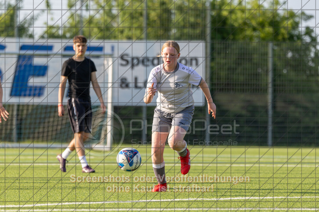 20260508_184129_0147_(c)_by_PhotoPeet | #,TSV Eschenbach (hell) vs. TSV Weilheim (rot), Fußball, C-Juniorinnen Kreisstaffel 2, Bezirk Neckar/Fils, 07.Spieltag,  Saison 2025/2026, Kunstrasenplatz, Schlater Straße, 73107 Eschenbach, 08.05.2026 - 18:30 Uhr,Foto: PhotoPeet / Sport- &amp; Eventfotografie / Peter Harich