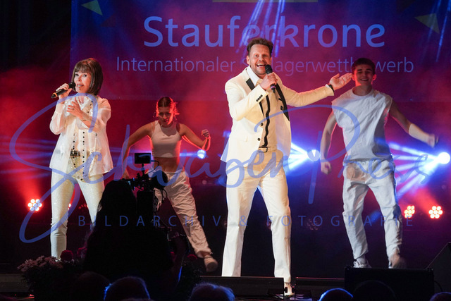 060424Ho1502 | Marie Vell und Dr. Maibach -Stauferkrone 2024
Der internationale Schlagerwettbewerb Stauferkrone wird 2024 bereits zum fuenften Mal von Maitis Media ausgerichetet. 
Deutschland, Donzodrf, Stadthalle, 06.04.2024


