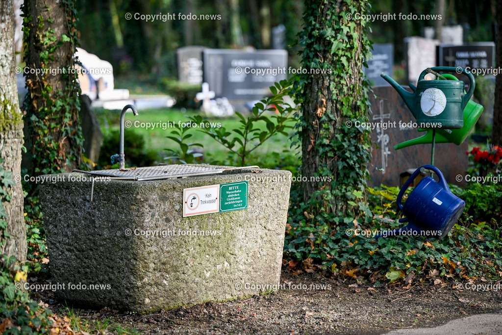 Friedhof_ Kreuz_ Kruzifix_ Jesu Christi_ Allerheiligen_ 26.10.2024-30 | 26.10.2024, Friedhof, AUT, Allerheiligen, Themenbilder im Bild Friedhof, Kreuz, Kruzifix, Jesu Christi, Allerheiligen, Engerl, Engel, Kerzen, Grab, Grablicht, Blumen, Skulptur, Grabstein, Symbolbild, Grablaterne, Grabkerze, Grabkerzen, Grablichter, Kerze, Grabkreuz, Gedenken, Bestattung, Verstorbene, Totenruhe, Grab, Urne, Blumenschmuck, Schmuck, Besucher, Feature, kreativ, creativ, Linz