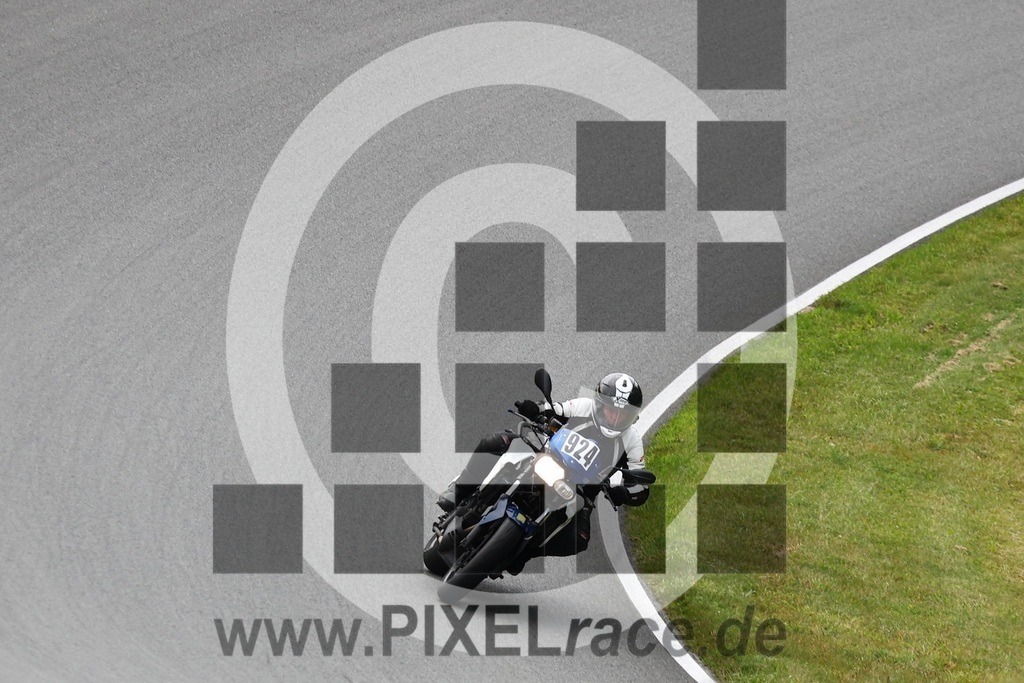 0924-20240916_11527 | Schöne Erinnerungen an spannende Momente - das festzuhalten ist unser Job. PIXELrace.de ist seit 2003 auf den Rennstrecken Europas unterwegs um die Action draußen beim Fahren und die wunderbare Stimmung imm Fahrerlager für euch einzufangen.