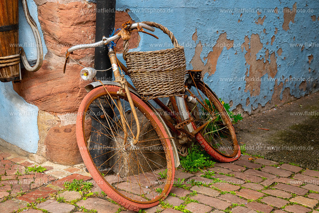 Altes Fahrrad an bunter Wand | Bestelle Landschaftsfotos und Naturfotos online direkt vom Fotografen | Wandbilder und Poster in Alu, Acrylglas, Leinwand ✓ Meer ✓ Strand ✓ Sonnenuntergang ✓ Sonnenaufgang