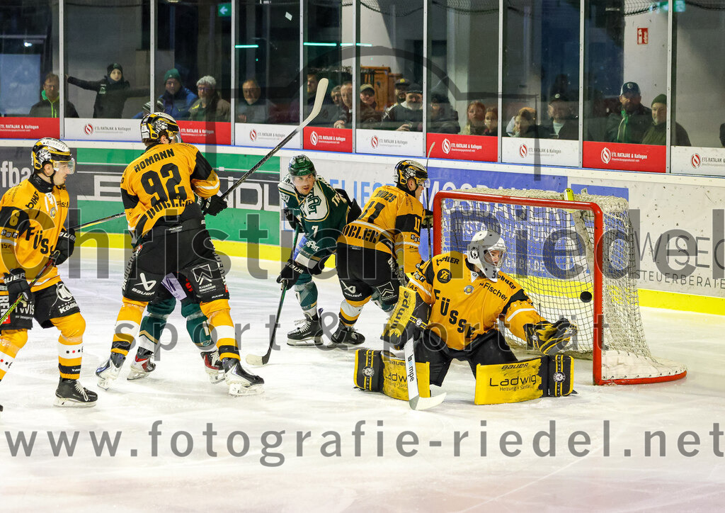 2026-02-27_111_TSV_Erding_gegen_EV_Fuessen | Erding, Deutschland, 27.02.2026:Eishockey, Oberliga Süd 2025 / 2026, 51. Spieltag, TSV Erding gegen EV Füssen, Endergebnis: 2:4Ondrej Zelenka (EV Füssen, #6), Henry Homann (EV Füssen, #92), Louis Trattner (Erding Gladiators, #7), Torwart Timotej Pancur (EV Füssen, #30)Foto: Christian Riedel / fotografie-riedel.net