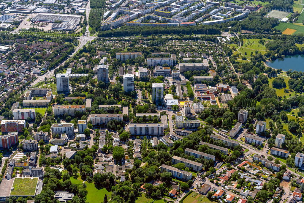 4033683 | FREIBURG IM BREISGAU 30.06.2020 Wohngebiet einer industriell gefertigten Plattenbau- Siedlung im Ortsteil Weingarten in Freiburg im Breisgau im Bundesland Baden-Württemberg, Deutschland. // Residential area of industrially manufactured settlement in the district Weingarten in Freiburg im Breisgau in the state Baden-Wuerttemberg, Germany. Foto: Gerhard Launer