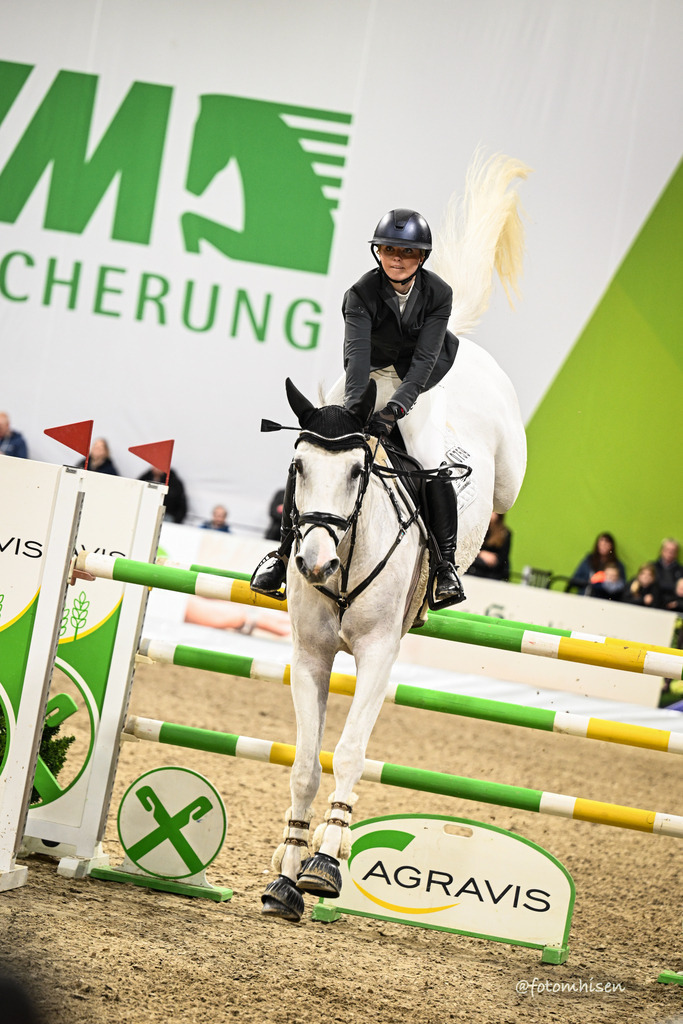 011125-18-196 | Foto Mhisen Pferdefotografie#, Reitturnier Frankfurt#  #Dressur und Springen
#Profi Pferdefotograf Reitturnier Fotograf 
#Sport Horses Photographer 
#equestrain photographer - Realisiert mit Pictrs.com