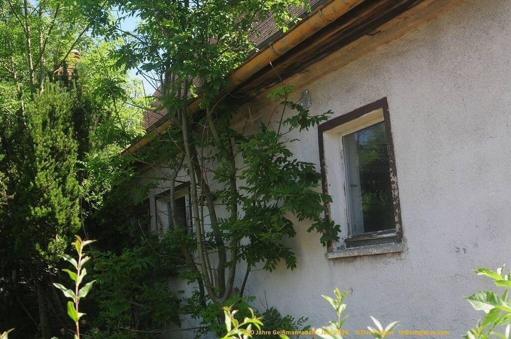 Geißmannsdorf-2026-Ortsbilder-148 | Geißmannsdorf bei Bischofswerda im Sommer 2026. Ein fotografischer Streifzug durch das Dorf Geißmannsdorf, mit Gebäuden, Straßen, Strohpuppen und geschmückten Vorgärten und Grundstücken anlässlich der 800-Jahr-Feier von Geißmannsdorf im Juni 2026 - Realisiert mit Pictrs.com