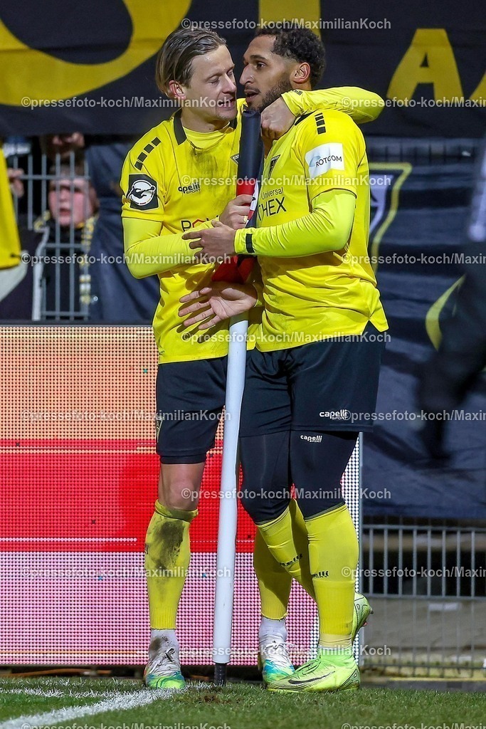 FCVK14022501028 | 14.02.2025, Fußball, FC Viktoria Köln – Alemannia Aachen, 3.Liga, Sportpark Höhenberg, Saison 2024 2025: Torjubel nach dem 1:0 durch Torschütze Kevin Goden (Alemannia Aachen #11). Zusammen mit Bentley Baxter Bahn (Alemannia Aachen #9)DFB regulations prohibit any use of photographs as image sequences and or quasi-video.