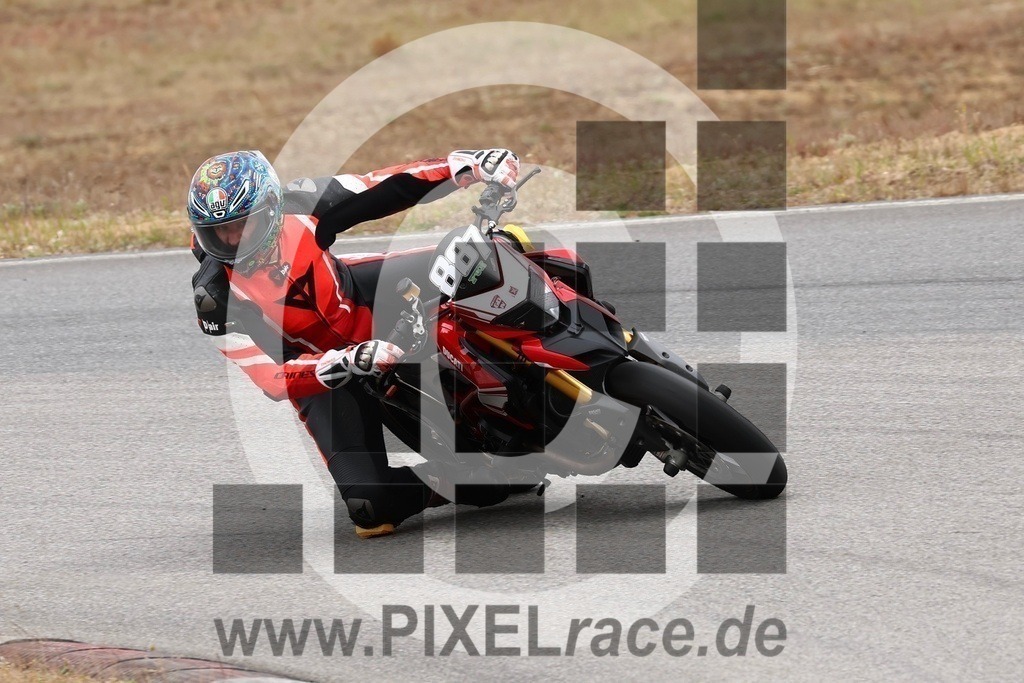 0887-20240518_10926 | Schöne Erinnerungen an spannende Momente - das festzuhalten ist unser Job. PIXELrace.de ist seit 2003 auf den Rennstrecken Europas unterwegs um die Action draußen beim Fahren und die wunderbare Stimmung imm Fahrerlager für euch einzufangen.