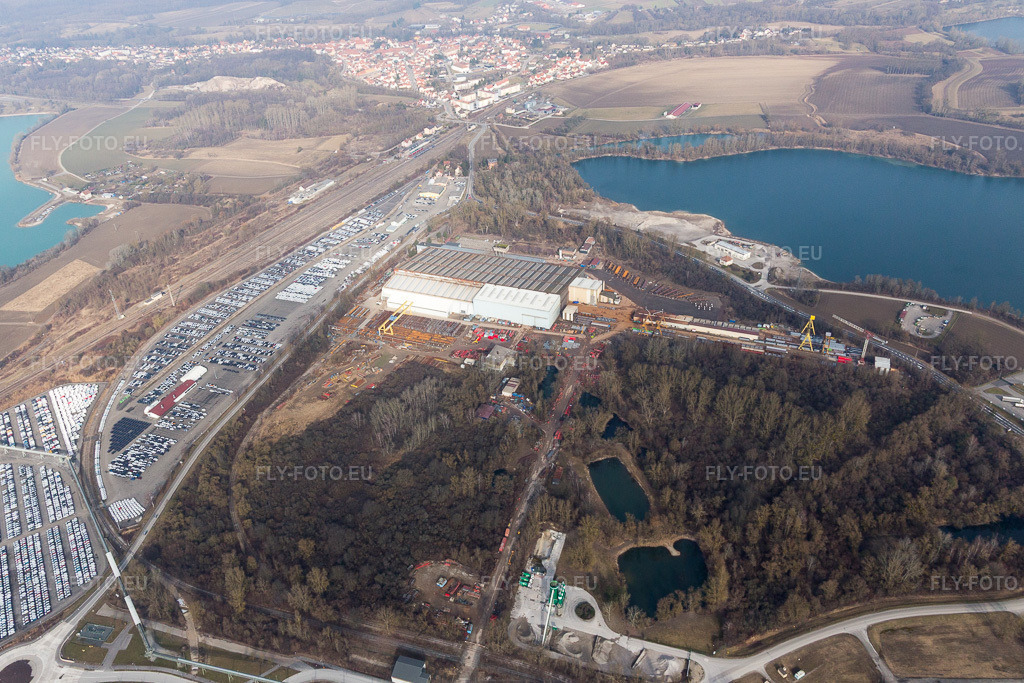 Vue aérienne: ARCHICUB - Aire de stationnement pour l'importation de camions et de voitures par Walon à Lauterbourg dans le département Bas Rhin, France.Photo: IMG_096940.jpg prise le 19/02/2017 par Werner Riehm/FLY-FOTO.euRésolution de l'original: 4916 x 3277 pxSolutions logistiques pour l'industrie: