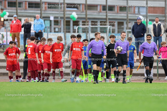 Fußball I Junioren I Kreispokal Lübeck I Finale I JSG Concordia Lübeck - TSV Siems I 09.06.2025.028 | Das Gespann Patrick Möller (1. Assistent), Lukas Klingelhöfer (Schiedsrichter) und Omid Jamshidi (2. Assistent) führen die Mannschaften auf den Platz. - Realisiert mit Pictrs.com
