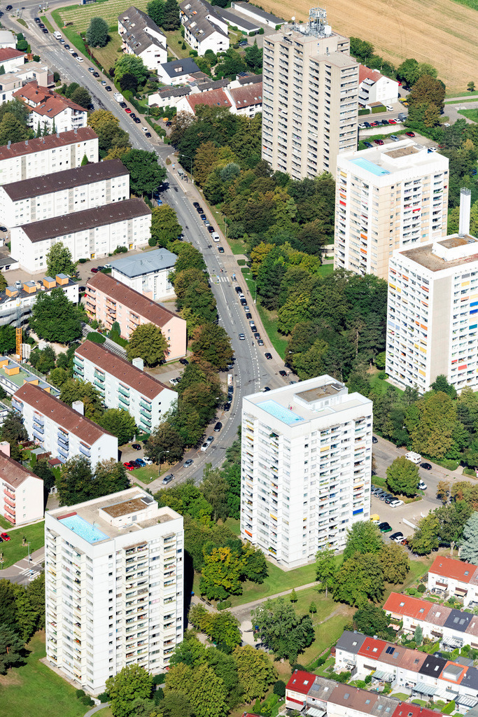 dr__0207437.jpg | NEU-ULM 19.08.2023 Hochhaus- Ensemble mit Pool auf dem Dach an der Karlsbader Straße in Neu-Ulm im Bundesland Bayern, Deutschland. // High-rise ensemble of with Pool on Dach on street Karlsbader Strasse in Neu-Ulm in the state Bavaria, Germany. Foto: Daniel Reiter
