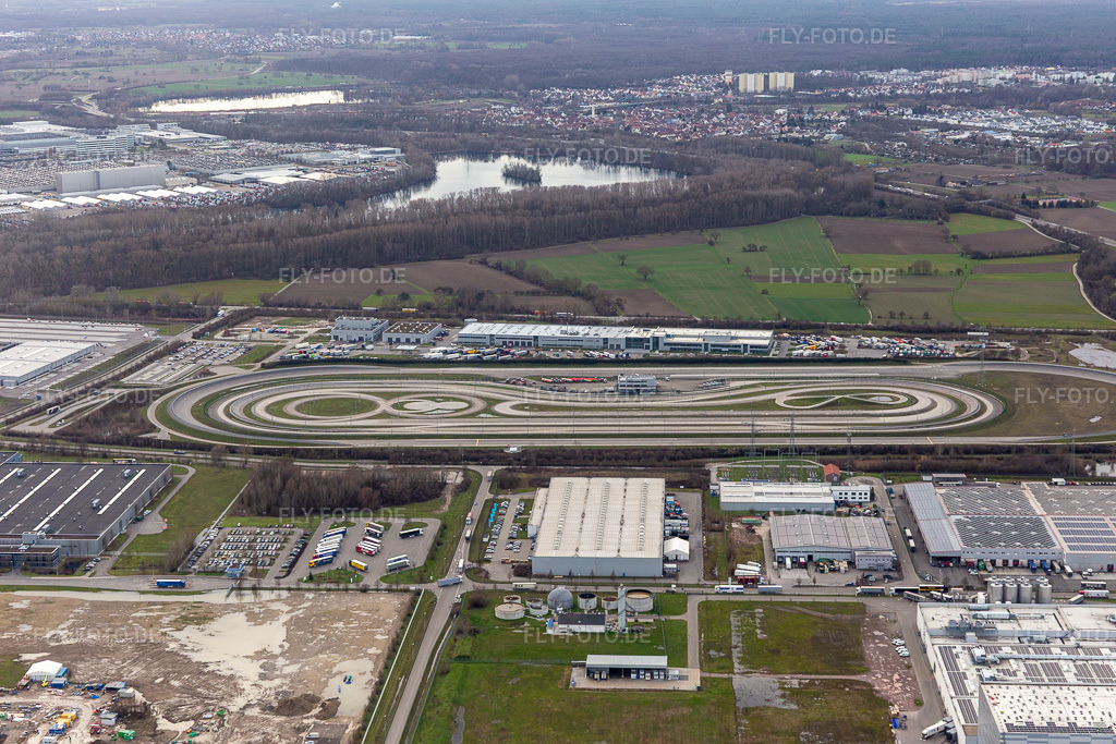 Luftbild: Mercedes Benz EVZ LKW-Teststrecke des Daimler LKW-Werks im Industriegebiet Wörth-Oberwald. in Wörth am Rhein im Bundesland Rheinland-Pfalz in Deutschland. Foto: IMG_124233.jpg vom 04.02.2021 durch Werner Riehm/FLY-FOTO.de