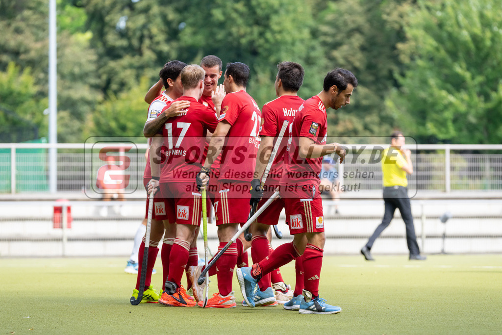HK_20240907_105344 | 1. Bundesliga Herren RW Köln - Crefelder HTC am 7.9.2024 RW Köln, Köln , Christopher Rühr ( Rot-Weiss Köln #17 ) , Timur Oruz ( Rot-Weiss Köln #27 ) , Elian Mazkour ( Rot-Weiss Köln #26 )