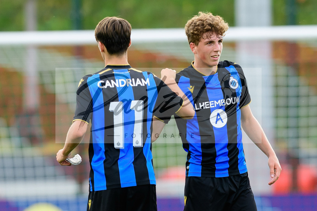 YLLEBR20210928_109 | Fussball, A-Junioren: Lynnt Audoor (Club Brugge KV) und Arne Engels (Club Brugge KV) Schlussjubel, jubelt nach dem 1:4 Sieg beim Spiel der UEFA Youth League zwischen RB Leipzig und FC Bruegge im Stadion am Cottaweg am 28.09.2021 in Leipzig, Deutschland. - Realisiert mit Pictrs.com