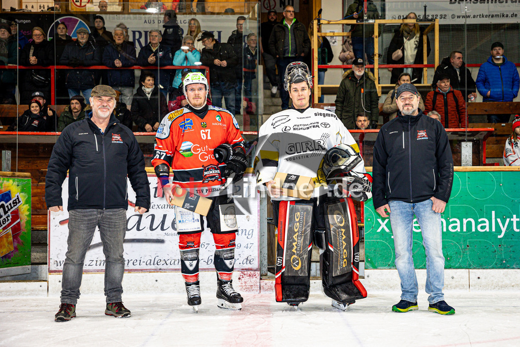 TSV Peißenberg MINERS gegen EHC Königsbrunn PINGUINE | Eishockey Bayernliga Herren Playoffs Viertelfinale 2024/25 - Spiel 6 von 7, TSV Peißenberg MINERS gegen EHC Königsbrunn PINGUINE, 20250221,Ehrung Spieler der Serie,2025-02-21 in Peißenberg (Eisstadion Peißenberg)Maximilian MALZATZKI (MINERS 67), Stefan VAJS (EHC Goalie 32)Copyright: WolfgangxLindner foto-lindner.de