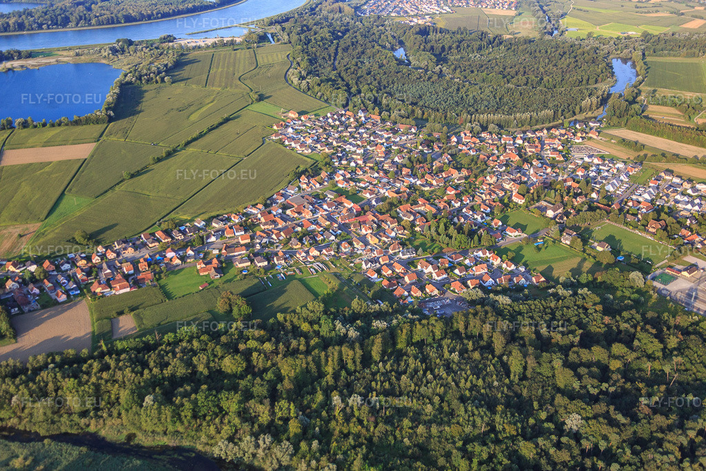 Vue aérienne: Vue de la ville depuis l'est à Dalhunden dans le département Bas Rhin, France – .Photo: IMG_093106.jpg prise le 16/08/2016 par Werner Riehm/FLY-FOTO.eu – Résolution de l'original: 5472 x 3648 px