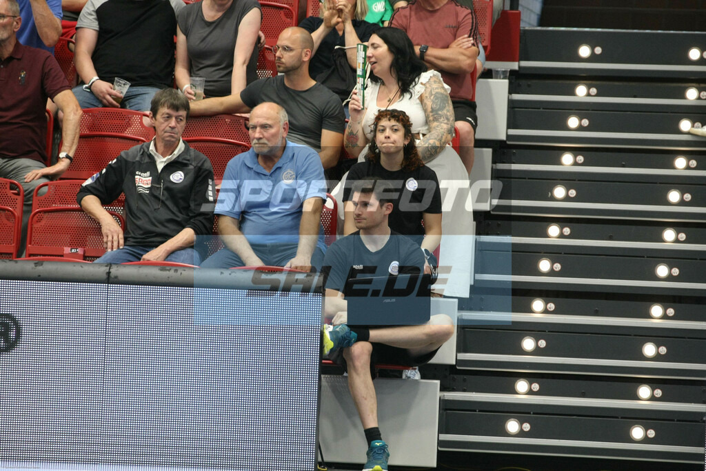 GWD Minden´- VFL Gummersbach | Rehatrainerin Kim Kron (2. Reihe rechts) - © Sportfoto-Sale (MK) - Realisiert mit Pictrs.com