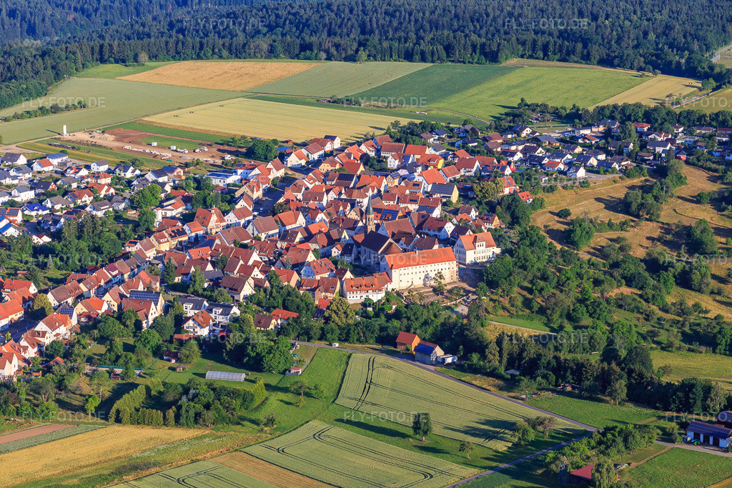 Luftbild: Historischer Ortskern von Südosten mit Kirche St. Markus, Kloster und Grundschule im Ortsteil Binsdorf in Geislingen im Bundesland Baden-Württemberg in Deutschland. Foto: IMG_148894.jpg vom 28.06.2025 durch Werner Riehm/FLY-FOTO.de
