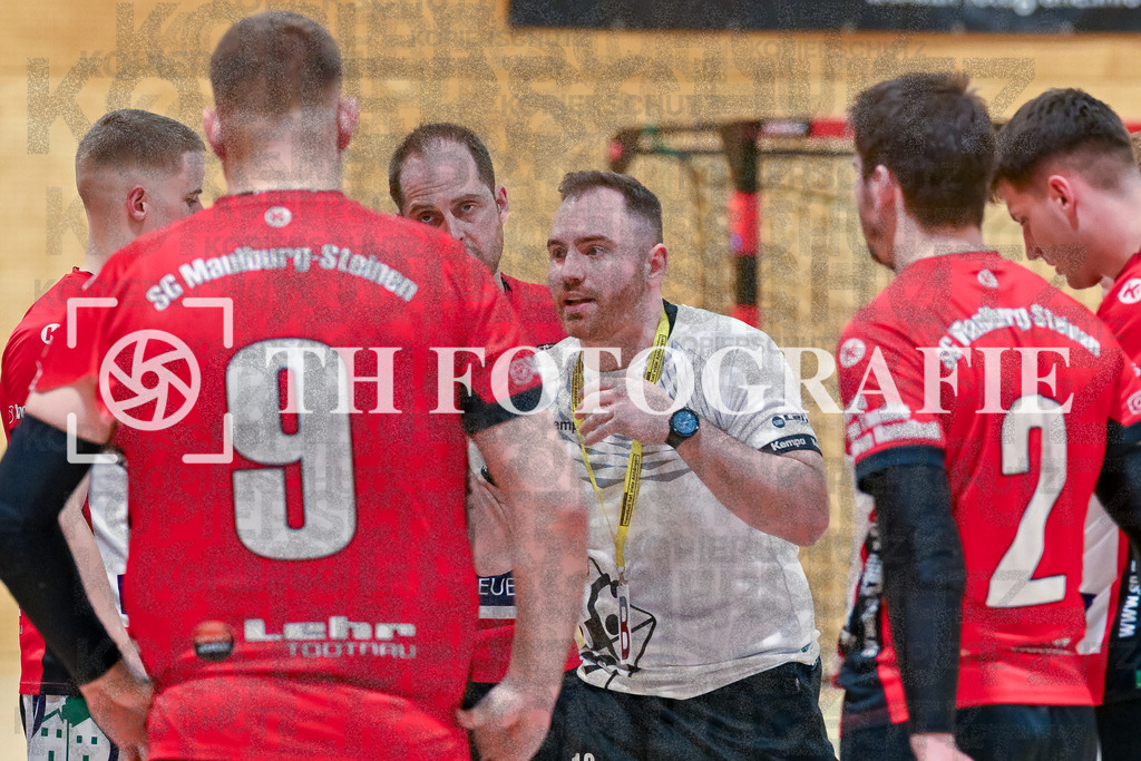 GER, SG Maulburg/Steinen - TuS Ringsheim, Handball, Landesliga Suedbaden, 22. Spieltag, Saison 2024/2025, 23.03.2025 | Andre Leuchtmann (SG Maulburg/Steinen, #13) bei einer Auszeit.GER, SG Maulburg/Steinen - TuS Ringsheim, Handball, Landesliga Suedbaden, 22. Spieltag, Saison 2024/2025, 23.03.2025Foto: TH Fotografie/Thomas Hess