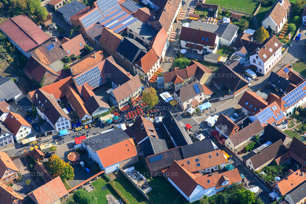 Luftbild: Weinfest im Weingut Holger Kuhn in Dierbach im Bundesland Rheinland-Pfalz in Deutschland. – Foto: IMG_084509.jpg vom 03.10.2015 durch Werner Riehm/FLY-FOTO.de – Auflösung des Originals: 4972 x 3315 px – Weingut Kuhn - Dierbach