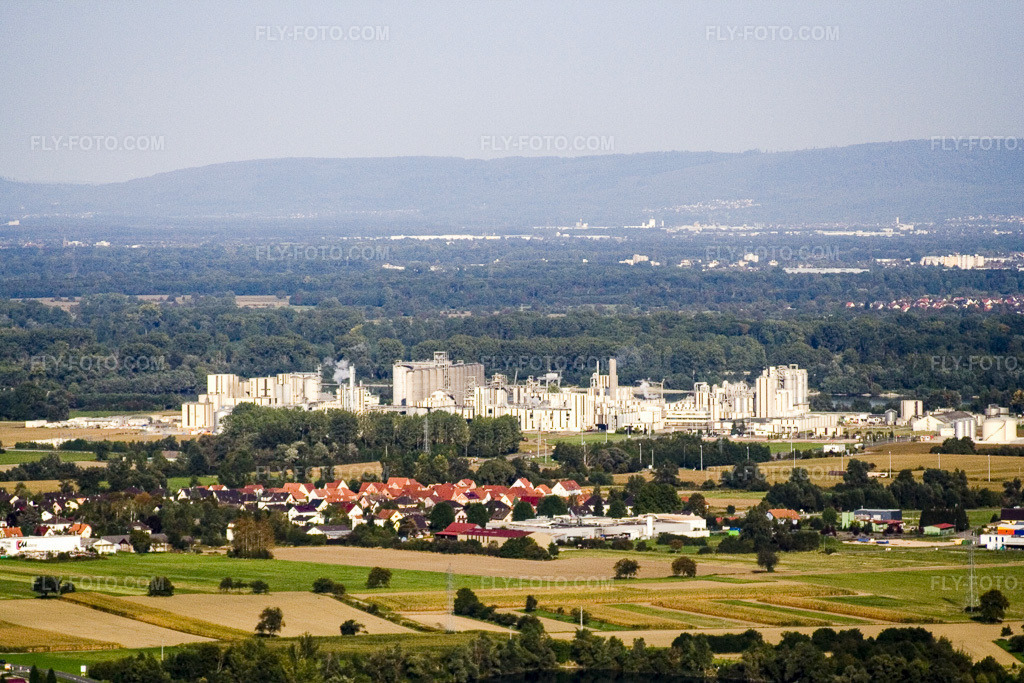 Aerial view: Roquette Frères chemical factory on the banks of the Rhine in Beinheim in the state Bas-Rhin, France. – Photo: IMG_8103.jpg taken on 09/15/2007 by Werner Riehm/FLY-FOTO.com – Resolution of the original: 3456 x 2304 px – Roquette: Turning Nature’s Potential into Life’s Essentials