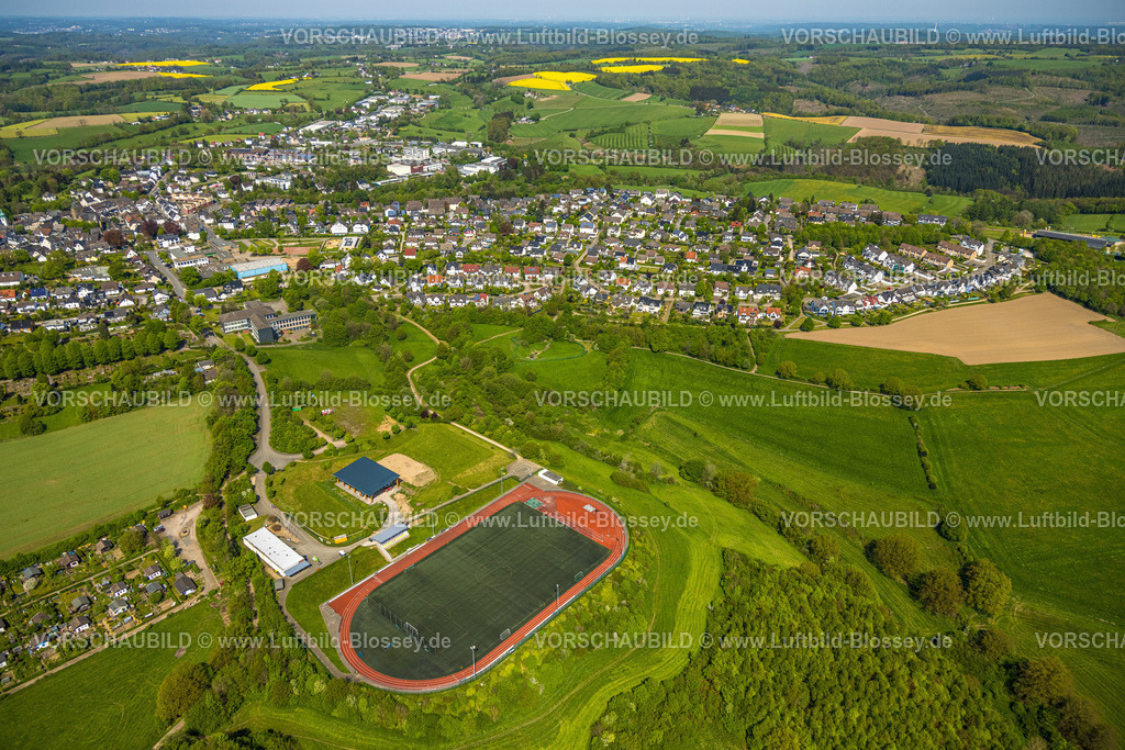 Breckerfeld240504766 | Luftbild, FußballStadion und Leichtathletikstadion, Sportanlage und Freizeitanlage mit Tribüne an der Wahnscheider Straße, neuer überdachter Bolzplatz, Wohngebiet und Wiesen und Felder,  St. Jacobus Sekundarschule, Breckerfeld, Ruhrgebiet, Nordrhein-Westfalen, Deutschland