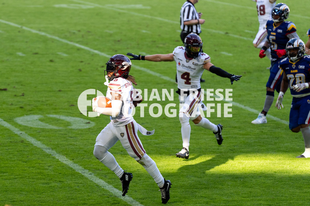 GER Rhein Fire vs. Alpine Rams, American Football, AFLE, Saison 2026, 01.08.2026 | Nazir Streater (Rhein Fire, #05) am Ball gefolgt von Jannik Seibel (Rhein Fire, #04),GER Rhein Fire vs. Alpine Rams, American Football, AFLE, Saison 2026, 01.08.2026Foto: Eibner-Pressefoto/Fabian Friese - Realisiert mit Pictrs.com
