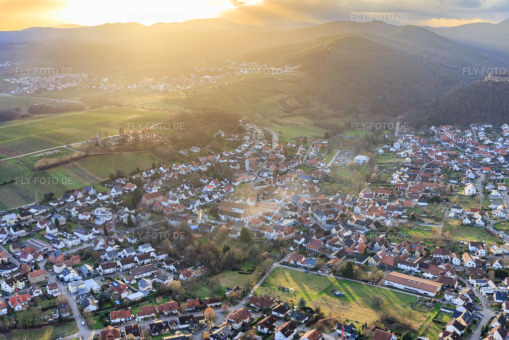 Luftbild: Ortsansicht aus Nordosten mit Stiftskirche im Abendlicht in Klingenmünster im Bundesland Rheinland-Pfalz in Deutschland. Foto: IMG_130316.jpg vom 06.01.2022 durch Werner Riehm/FLY-FOTO.de