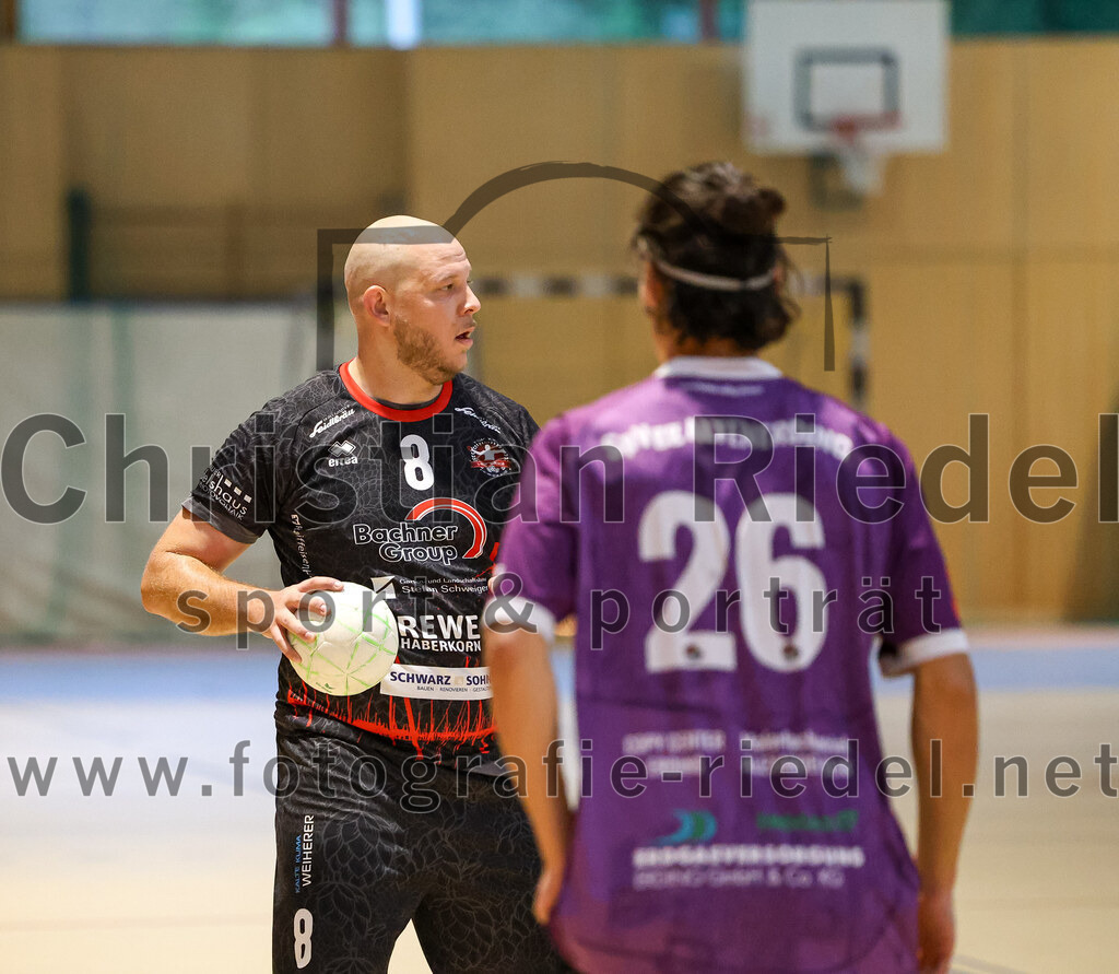 2024-09-21_023_SpVgg_Altenerding_gegen_TSV_1861_Mainburg | Erding, Deutschland, 21.09.2024:Handball, Bezirksoberliga Männer 2024 / 2025, 1. Spieltag, SpVgg Altenerding gegen TSV 1861 Mainburg, Endergebnis: 36:20Maximilian Heim (TSV 1861 Mainburg, #8), Luis Leitner (SpVgg Altenerding, #26)Foto: Christian Riedel / fotografie-riedel.net