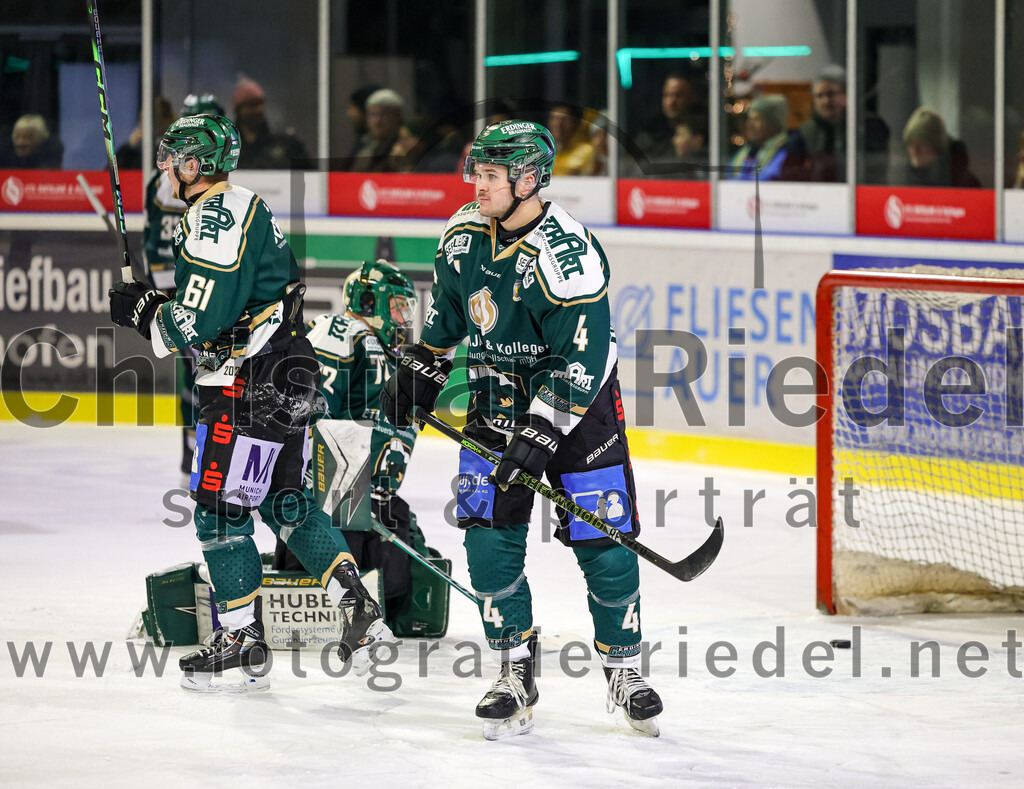 2026-01-06_065_TSV_Erding_gegen_EV_Lindau_Islanders | Erding, Deutschland, 06.01.2026:Eishockey, Oberliga Süd 2025 / 2026, 35. Spieltag, TSV Erding gegen EV Lindau Islanders, Endergebnis: 2:5Dennis Miller (Erding Gladiators, #61), Torwart David Zabolotny (Erding Gladiators, #72), Jesse Kauhanen (Erding Gladiators, #4)Foto: Christian Riedel / fotografie-riedel.net