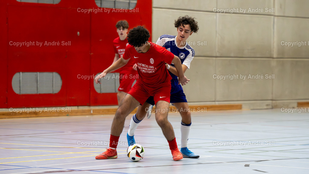 20250118_6727 | 21. A-Jugend-Turnier des VfR Neumünster um den KulturLokschuppen-Pokal 2025, Grp. B - Eimsbütteler TV (rot) vs. VfR Neumünster lila (lila), Hamza Elgamal (Eimsbüttel #6) / Pablo Rohwer (VfR lila #13) - Realisiert mit Pictrs.com