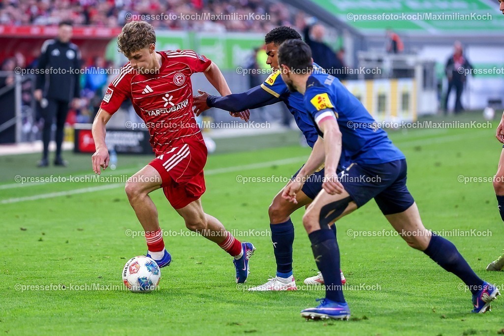 F9510042601040 | 10.04.2026, Fußball, Fortuna Düsseldorf - Holstein Kiel, 2. Fußball Bundesliga, Herren, Merkur Spiel-Arena, 29. Spieltag, Saison 2025 2026: Luca Raimund&nbsp;(Fortuna Düsseldorf #07) im Zweikampf gegen  Ikem Ugoh (Holstein Kiel #49)  DFB regulations prohibit any use of photographs as image sequences and or quasi-video.