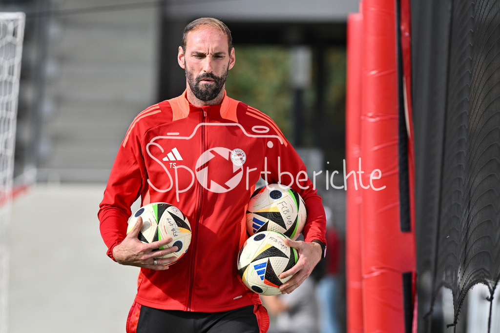FC Bayern München U19 - SpVgg Unterhaching U19 | Im Bild FC Bayern U19 Torwart Trainer Tom STARKE / Freisteller / Einzelfoto