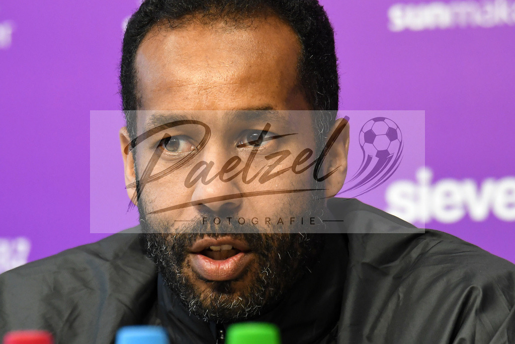 20200304_PKOSNA_0041 | Fussball, Herren: Trainer Daniel Thioune (VfL Osnabrueck) schaut waehrend der Pressekonferenz des VfL Osnabrueck im Presseraum des Stadion an der Bremer Bruecke am 04.03.2020 in Osnabrueck, Deutschland. - Realisiert mit Pictrs.com