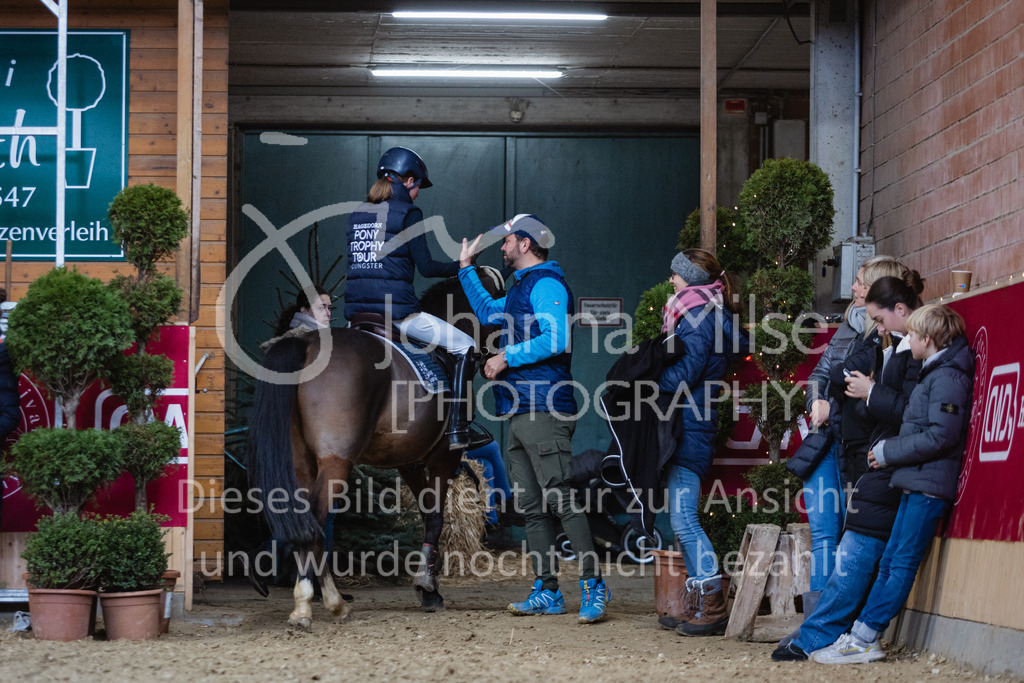 221127_Winterfestival_L-Spr_HPTTY-238 | Deine schönsten Turniermomente als professionelle Fotos! Entdecke hochwertige Pferdesport-Fotografie im Online-Shop. Jetzt Fotos finden & bestellen!