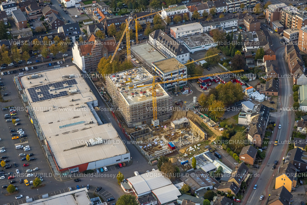 Kleve241014753 | Luftbild,  Baustelle mit Neubau Joseph-Beuys-Gymnasium, Einkaufszentrum mit Supermarkt, Modeläden, Dienstleistungen und internationaler Gastronomie an der Hoffmannallee, Parkplätze, Kleve, Niederrhein, Nordrhein-Westfalen, Deutschland