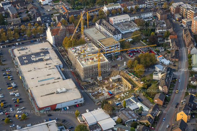 Kleve241014753 | Luftbild,  Baustelle mit Neubau Joseph-Beuys-Gymnasium, Einkaufszentrum mit Supermarkt, Modeläden, Dienstleistungen und internationaler Gastronomie an der Hoffmannallee, Parkplätze, Kleve, Niederrhein, Nordrhein-Westfalen, Deutschland
