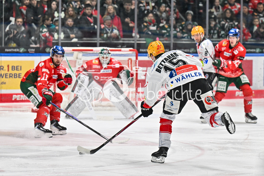 Augsburger Panther - Fischtown Bremerhaven | AUGSBURG, GERMANY - 25. JANUARY: Rayan BETTAHAR (Fischtown Pinguins 15) versucht sich hier mit einem Torschuss während dem Match zwischen den Augsburger Panthern und den Fischtown Pinguins am 43. Spieltag der Penny DEL im Curt Frenzel Stadion