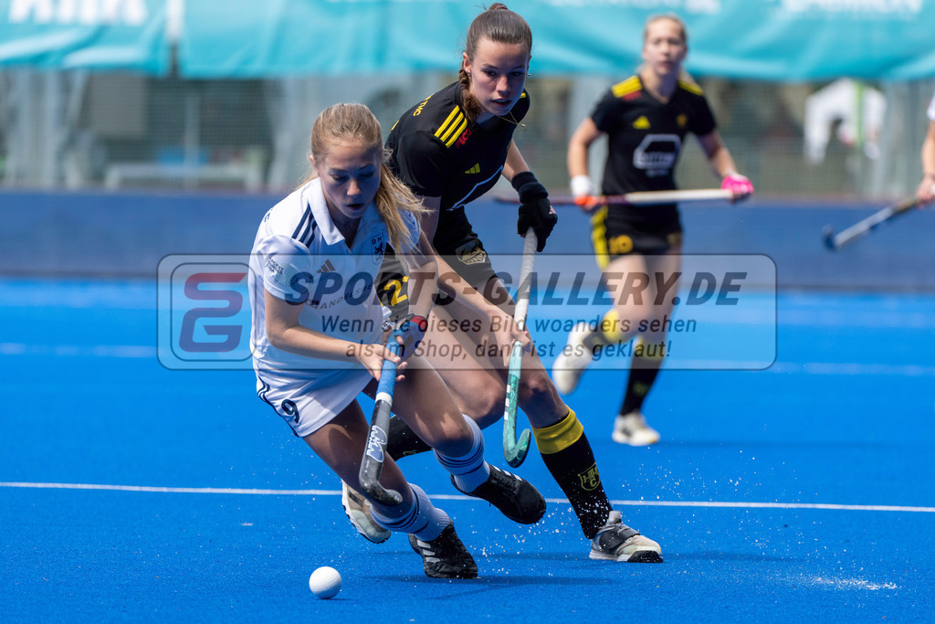 Final4_20250601-1042-HK108268 | Krefeld, Deutschland, 01.06.2025:  Feldhockey Final4 2025 – „Deutsche Feldhockey-Meisterschaften 2025“ Harvestehuder HTC - Düsseldorfer HC (Finale Damen) im Gerd-Wellen-Hockeyanlage am 01.06.2025 in Krefeld, Deutschland. (Foto von Kramhöller/Fehrmann/Kaste)Krefeld, Germany, 01.06.2025: Feldhockey Final4 2025 – „Deutsche Feldhockey-Meisterschaften 2025“ Harvestehuder HTC - Düsseldorfer HC (Finale Damen) in Gerd-Wellen-Hockeyanlage at 01.06.2025 in Krefeld, Deutschland. (Foto from Kramhöller/Fehrmann/Kaste)